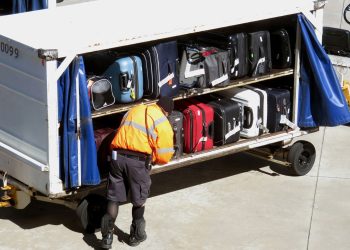 Passageiro clandestino em voo de Cuba para Miami é encontrado no compartimento de malas