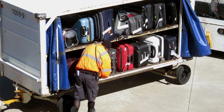 Passageiro clandestino em voo de Cuba para Miami é encontrado no compartimento de malas