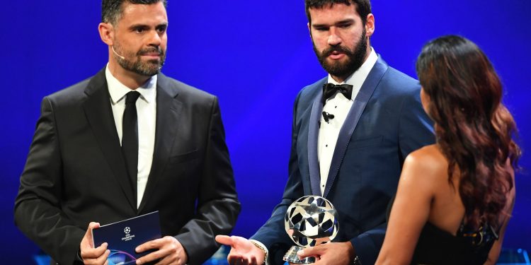 Alisson desbanca Lloris e Ter Stegen e leva prêmio de melhor goleiro da Europa