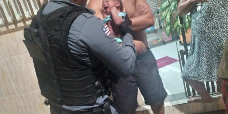 POLICIAL MILITAR SALVA VIDA DE BEBÊ APÓS SE ENGASGAR COM LEITE MATERNO COM POUCOS DIAS DE VIDA NA CIDADE DE SÃO LUÍS-MA.
