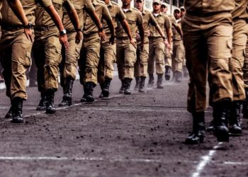 MILITARES FAZEM MAIOR MANIFESTAÇÃO DA HISTÓRIA POR REPOSIÇÃO SALARIAL EM SANTA CATARINA