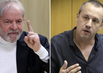 Sarcástico, antes da demissão Alvim brincou com boneco que ‘assassina’ Lula