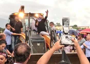 Juízes pedem denúncia contra Cid Gomes (PDT) por tentativa de homicídio, após avançar contra PMs grevistas.