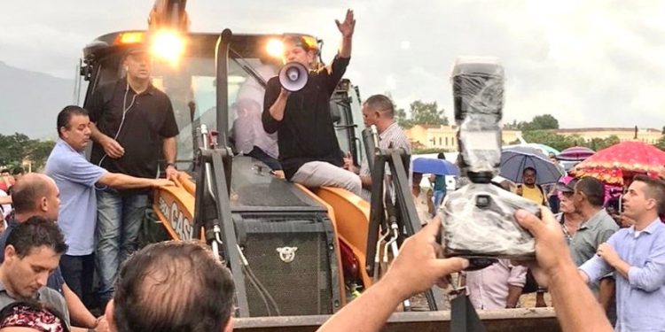 Juízes pedem denúncia contra Cid Gomes (PDT) por tentativa de homicídio, após avançar contra PMs grevistas.