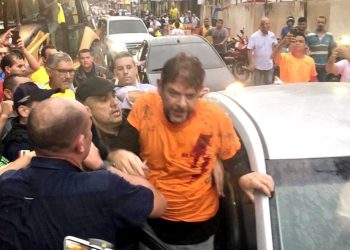 Senador Cid Gomes avança contra policiais com retroescavadeira e acaba baleado em Sobral
