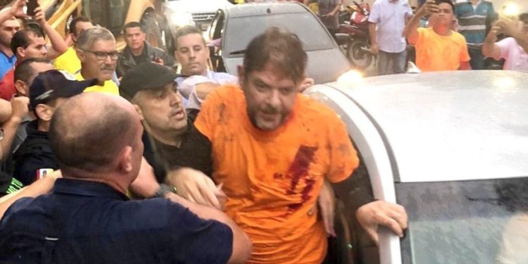 Senador Cid Gomes avança contra policiais com retroescavadeira e acaba baleado em Sobral