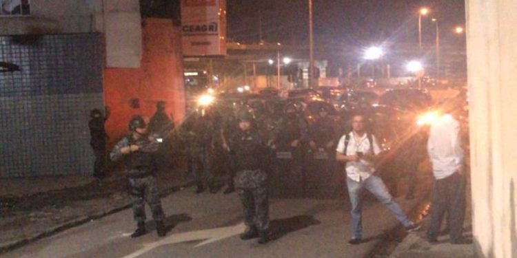 Policia Militar do Ceará mantém greve e Polícia Civil reforça a segurança nas ruas.