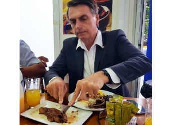 Após péssima repercussão, Bolsonaro desiste de churrasco no Alvorada.