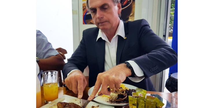 Após péssima repercussão, Bolsonaro desiste de churrasco no Alvorada.