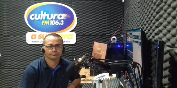 Paço do Lumiar: Professor Edmilson Carneiro para cumprir o que rege a lei eleitoral, se afasta da programação do rádio.