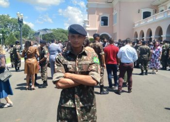 Secretario de Educação Felipe Camarão parabeniza aluno do Colégio Militar Tiradentes I, Moisés Ferreira por aprovação na EsPCEx.