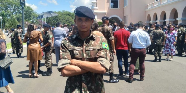 Secretario de Educação Felipe Camarão parabeniza aluno do Colégio Militar Tiradentes I, Moisés Ferreira por aprovação na EsPCEx.