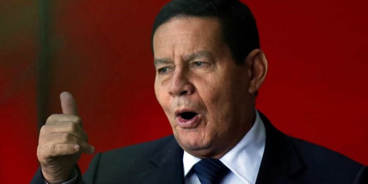 Mourão ao ser questionado sobre mortes pela polícia em Jacarezinho diz ‘Tudo bandido’.