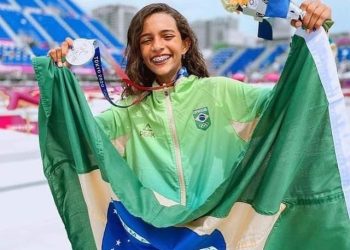 A maranhense Rayssa Leal é medalha de prata no skate street em Tóquio,  com apenas 13 aninhos.