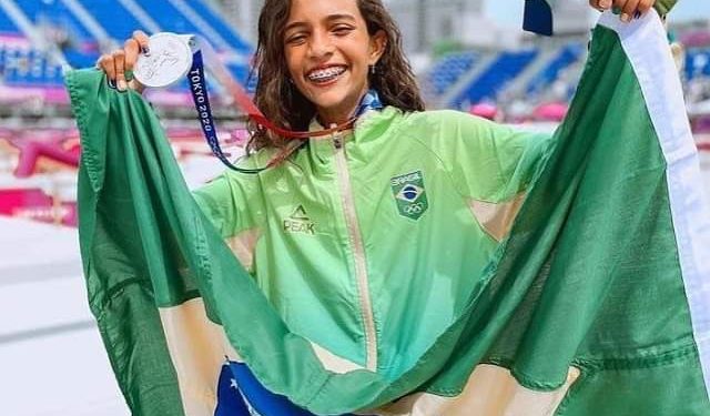 A maranhense Rayssa Leal é medalha de prata no skate street em Tóquio, com apenas 13 aninhos.