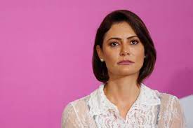 Mensagens apontam possível atuação de Michelle Bolsonaro em negociação de vacinas.