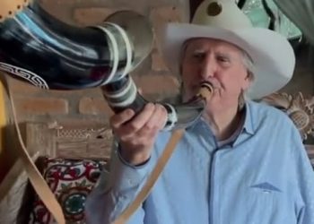 Sérgio Reis ameaça STF e convoca caminhoneiros para ato pró-Bolsonaro.