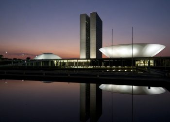 Bolsonaro veta criação de federação de partidos políticos.