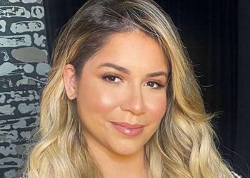 Morre a cantora Marilía Mendonça após queda de avião em Minas Gerais.