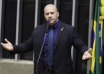 Deputado bolsonarista, Daniel Silveira é condenado a 8 anos de prisão pelo STF por ataques a democracia.