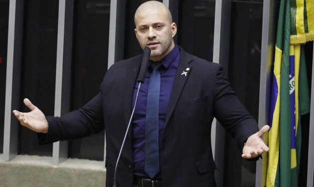 Deputado bolsonarista, Daniel Silveira é condenado a 8 anos de prisão pelo STF por ataques a democracia.