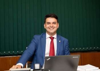 O Deputado Rubens Pereira Junior é vaiado em Paço do Lumiar em evento em comemoração ao aniversário da cidade
