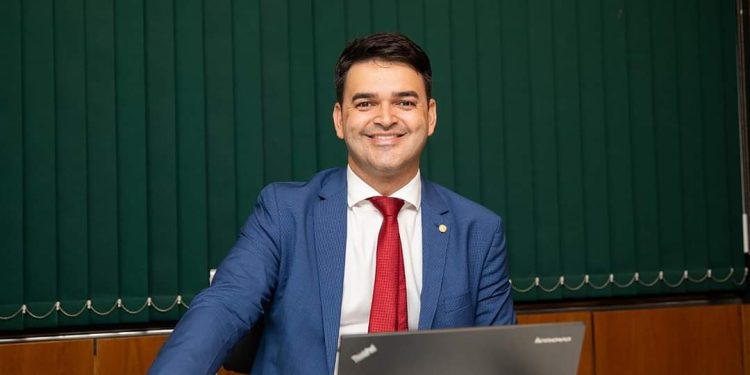 O Deputado Rubens Pereira Junior é vaiado em Paço do Lumiar em evento em comemoração ao aniversário da cidade