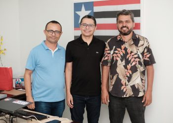 Professor e líder comunitário de Paço do Lumiar, Edmilson Carneiro, se reúne com o deputado Carlos Lula (PSB) em São Luís