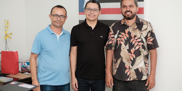 Professor e líder comunitário de Paço do Lumiar, Edmilson Carneiro, se reúne com o deputado Carlos Lula (PSB) em São Luís