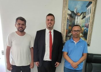 Edmilson Carneiro, professor e líder comunitário de Paço do Lumiar busca dialogo com deputado Rodrigo Lago (PCdoB) em São Luís