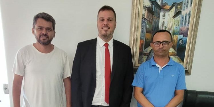 Edmilson Carneiro, professor e líder comunitário de Paço do Lumiar busca dialogo com deputado Rodrigo Lago (PCdoB) em São Luís