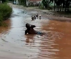 Protesto em Paço do Lumiar: Um banho de coragem pela melhoria da gestão pública municipal