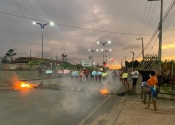 Comunidade do Bob Kennedy interdita MA 203 para reivindicar finalização das obras inacabadas desde 2022 pelo Governo do Estado