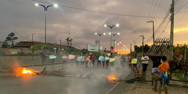 Comunidade do Bob Kennedy interdita MA 203 para reivindicar finalização das obras inacabadas desde 2022 pelo Governo do Estado