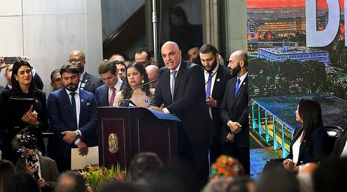 Presidente do TSE Clama por Regulação das Redes Sociais em Defesa da Democracia