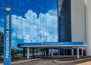 INSS convoca 4,3 milhões de beneficiários para prova de vida anual e alerta sobre possíveis bloqueios de pagamento