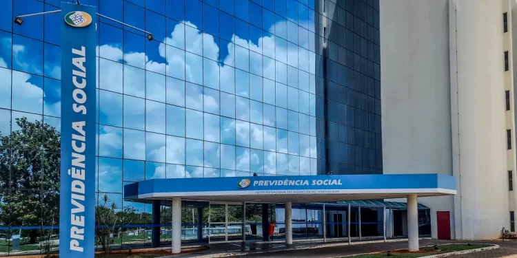 INSS convoca 4,3 milhões de beneficiários para prova de vida anual e alerta sobre possíveis bloqueios de pagamento