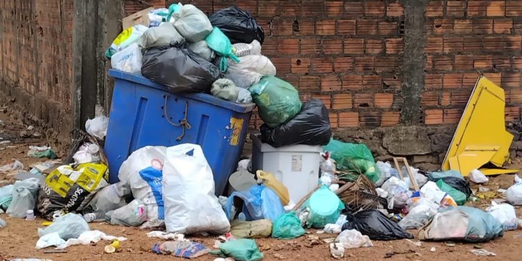 DENÚCIA NA RADIO EXPRESSO LUMINENSE: Cresce a Insatisfação Popular com o Acúmulo de Lixo em Paço do Lumia