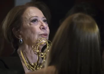 Fernanda Montenegro completa 95 anos e celebra trajetória pioneira nas artes brasileiras
