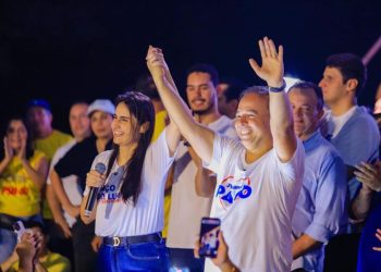Fred Campos anuncia Mariana Brandão a deputada federal durante culto da vitória em Paço do Lumiar