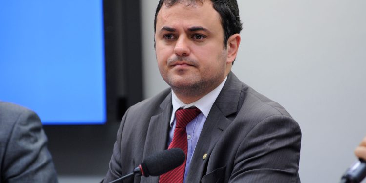 URGENTE: Glauber Braga encerra greve de fome de mais de 200 horas após acordo com presidente da Câmara e anuncia próximos passos