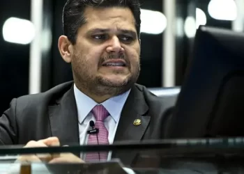 Alcolumbre propõe restringir acesso ao STF e ameaça direito de contestar leis: democracia em risco?