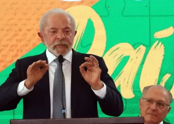 Lula envia ao Congresso projeto para regulamentar redes sociais