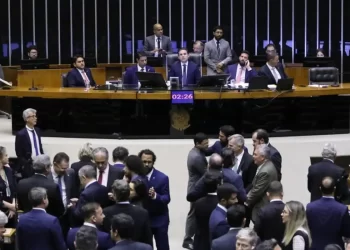 Câmara aprova texto-base do projeto antifacção; governo promete reverter mudanças no Senado
