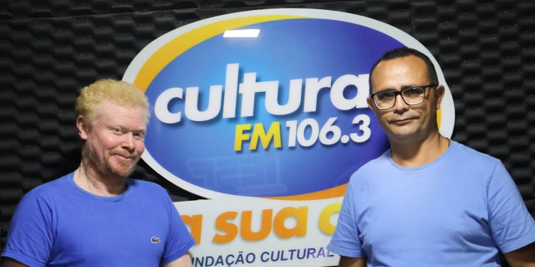 Professor Edmilson destaca educação, desenvolvimento nacional e combate à desinformação em entrevista à Rádio Cultura FM